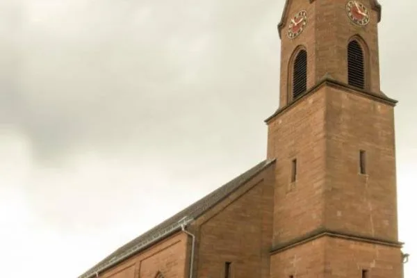 Ansicht des Kirchturms der Kirche in der Pfalz