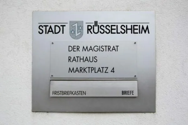 Detailansicht von Briefkasten und Firmenschild des Rathauses
