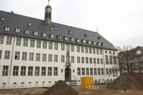 Frontansicht des Rathauses in Rüsselsheim