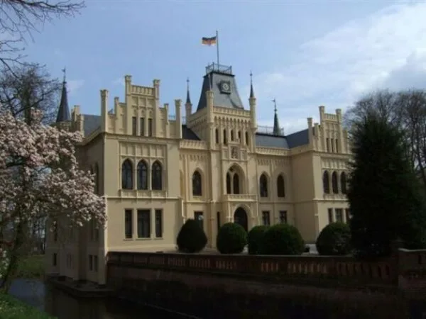 Frontansicht vom Schloss Evenburg in Leer