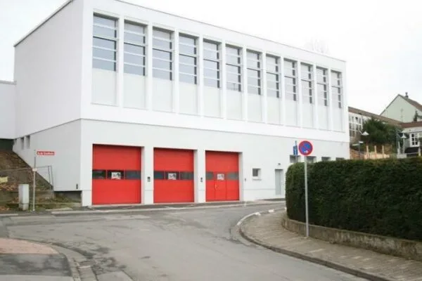 Frontansicht der weißen Sporthalle in Mainz